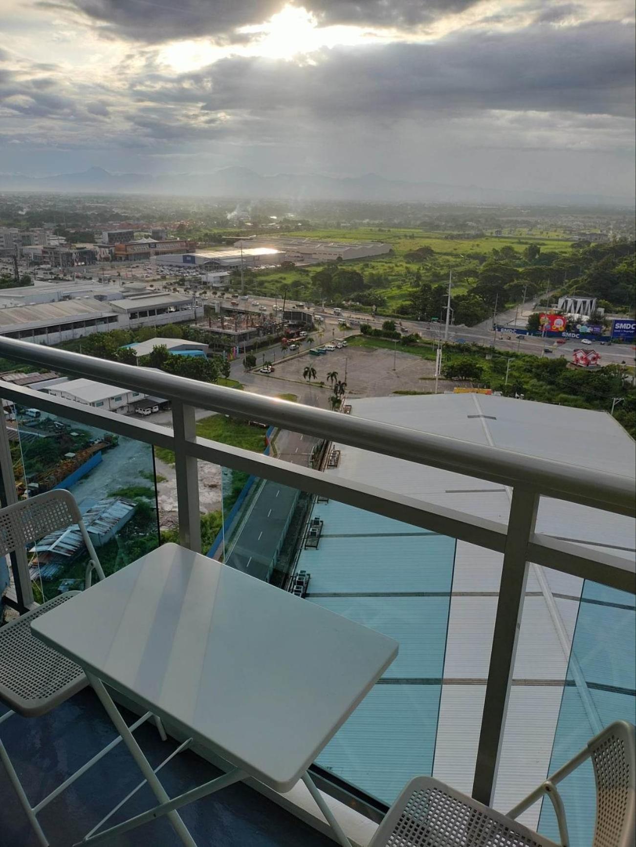 Azure North Studio Units Located In 17Th Floor And Above San Fernando  Exteriér fotografie